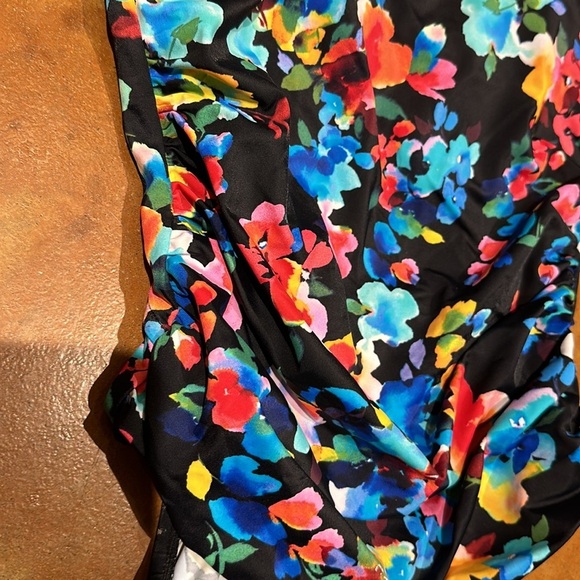 Nwt one piece swimsuit size large. Has a small cut out in back. - Picture 2 of 7